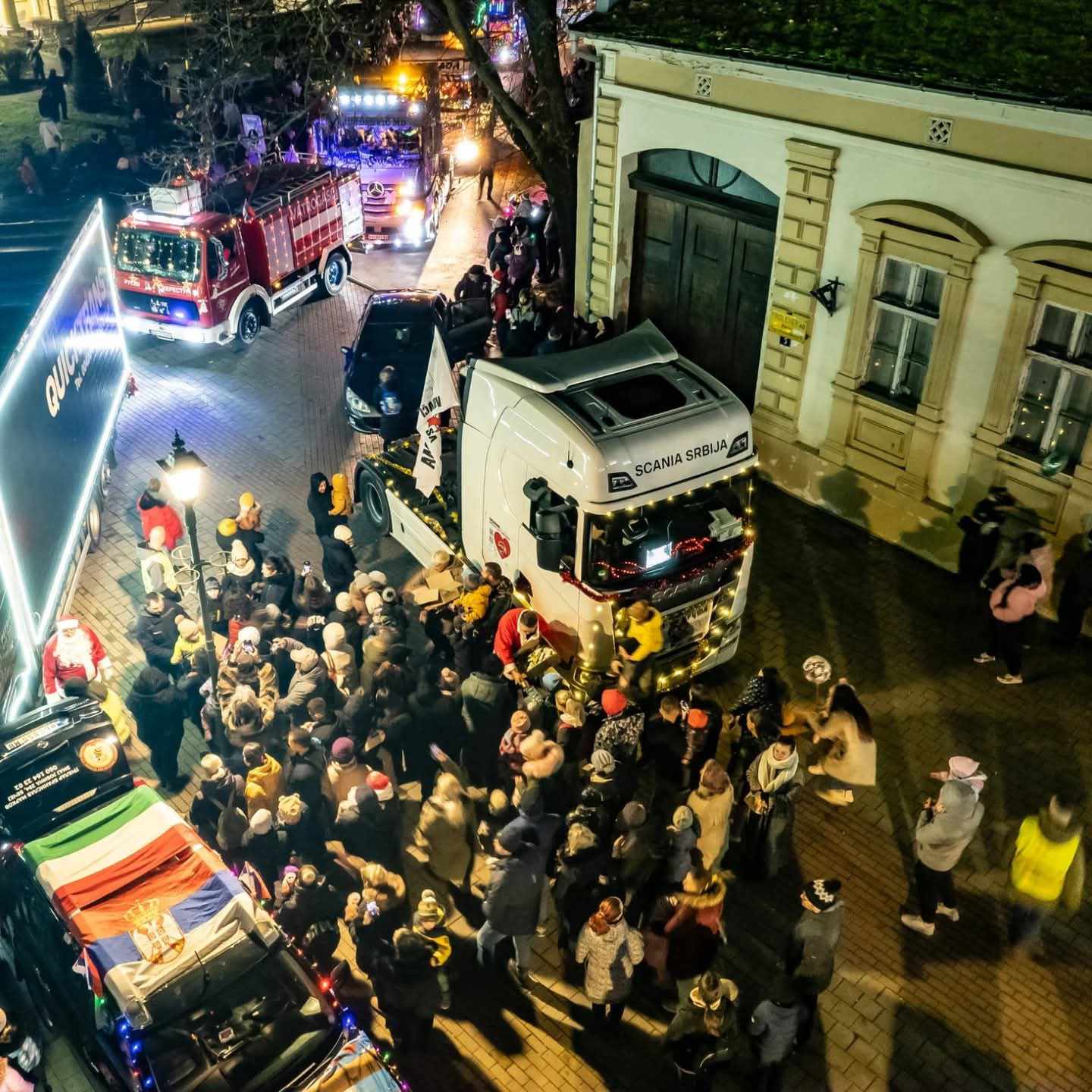 Praznični konvoj i građani na ulici