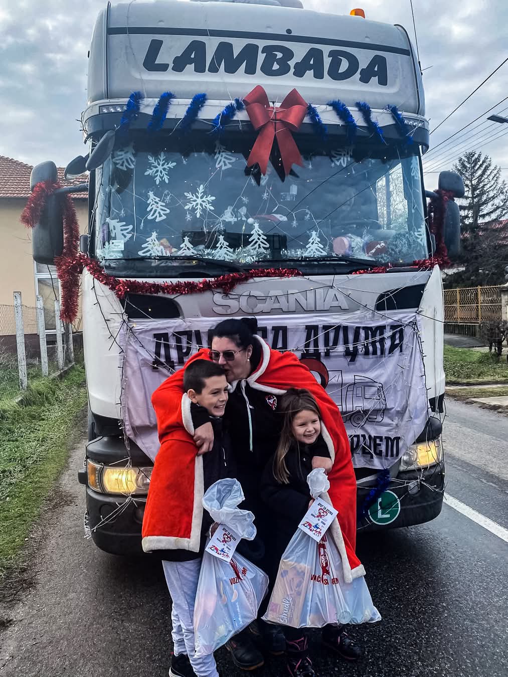 Šofer-Mraz sa decom na humanitarnoj akciji